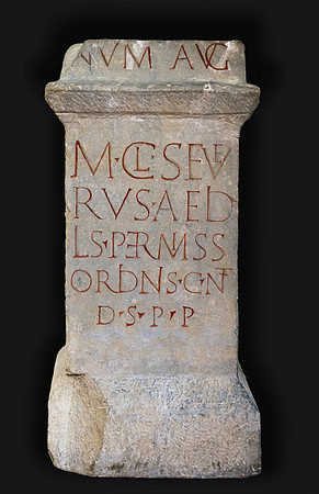(Agen)_Autel_dédicacé_à_Auguste_divinisé_-_IIe_siècle_-_Musée_des_beaux-Arts_d_Agen
