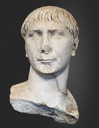 (Toulouse)_Buste_de_Trajan_type_dit__des_Decennalia__-_Musée_Saint-Raymond,_Ra_58_b