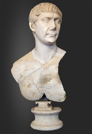 (Toulouse)_Buste_de_Trajan_type_dit__du_sacrifice__-_Musée_Saint-Raymond,_Ra_117