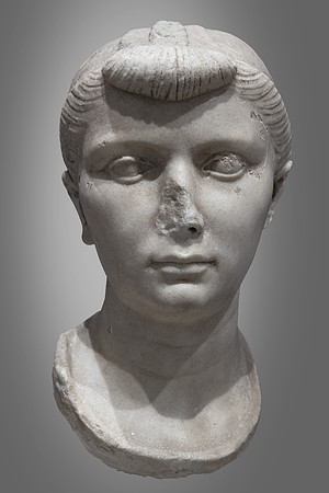 (Toulouse)_Portrait_de_Julie_Musée_Saint-Raymond_Ra_338