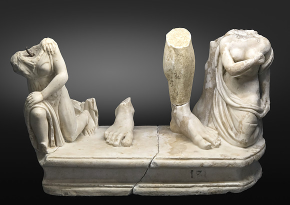 (Toulouse)_Deux_captives_aux_pieds_d_un_empereur_-_Musée_Saint-Raymond,_Ra_111