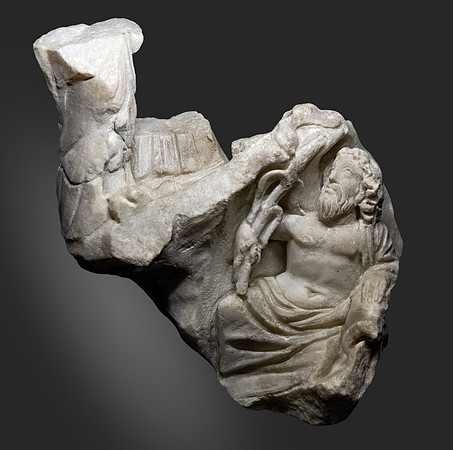 (Toulouse)_Dieu-fleuve_sous_un_rocher_surmonté_d_un_aigle_-_Musée_Saint-Raymond,_Ra_155